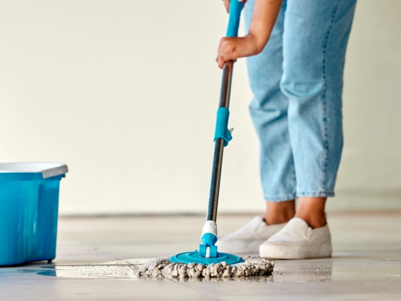 1713169680730-dry-mopping-vs-wet-mopping-what-is-wet-mopping